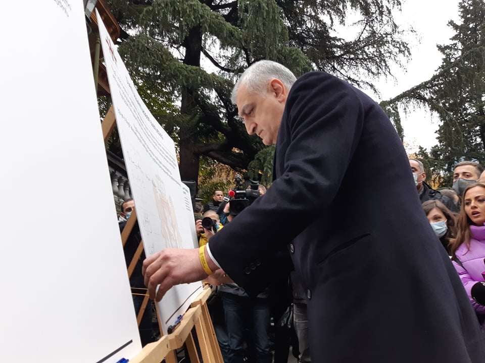 მამუკა ხაზარაძე