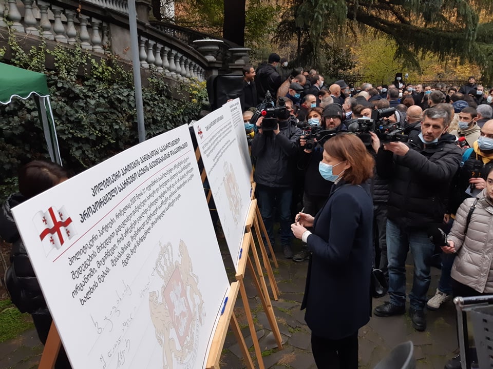 ელენე ხოშტარია