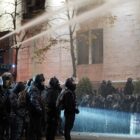 BBC: 2024 წელს დემონსტრანტების დასაშლელად I მსოფლიო ომისდროინდელი ტოქსიკური ნაერთი, „კამიტი“ გამოიყენეს