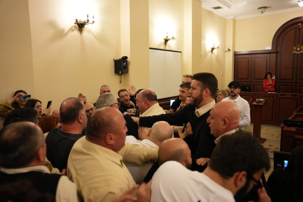 საბა სხვიტარიძის პროცესს პოლიციელები ესწრებოდნენ, უკმაყოფილების შემდეგ მათ დარბაზი დაატოვეს