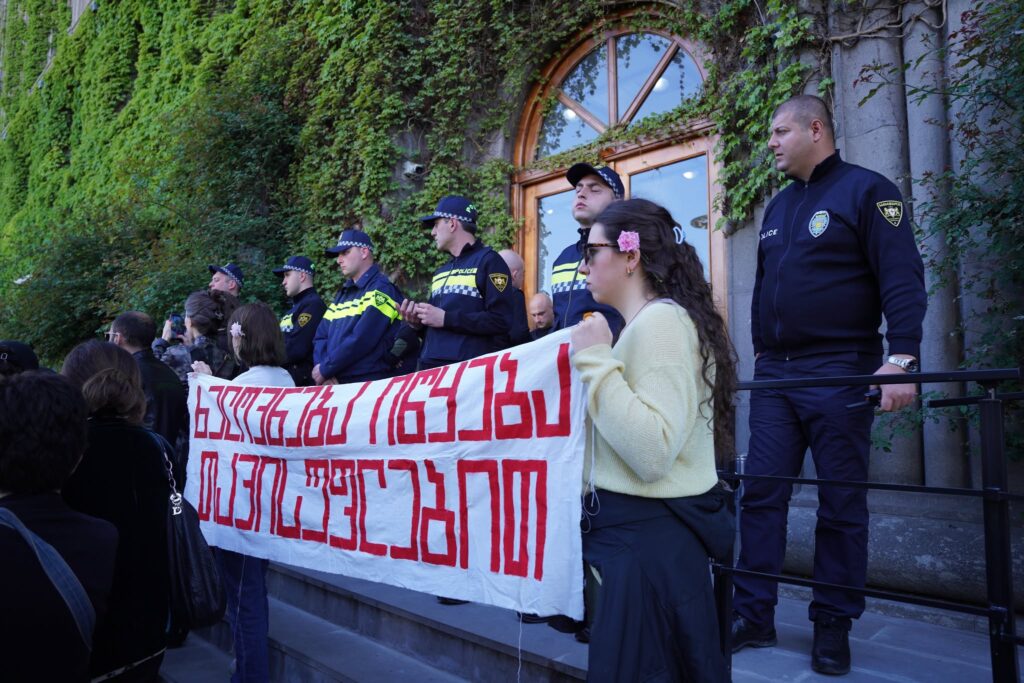 ხელოვანები თინა რუხაძესთან შეხვედრის მოთხოვნით სამინისტროსთან აქციას მართავენ