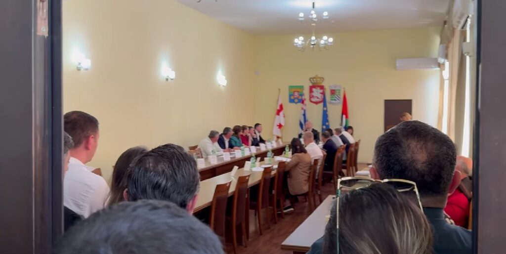 ჟურნალისტის თქმით, ხელვაჩაურის საკრებულოს სხდომა ძალის გამოყენებით დაატოვებინეს