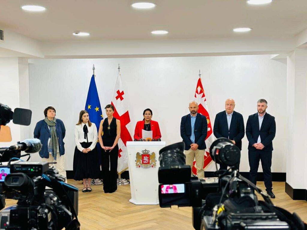 „მოგიწოდებთ, გაუძღვეთ საქართველოში კრიზისის მშვიდობიანი გადაწყვეტის პროცესს" - „წინააღმდეგობის პლატფორმის" მიმართვა „ვაიმარის სამკუთხედს"