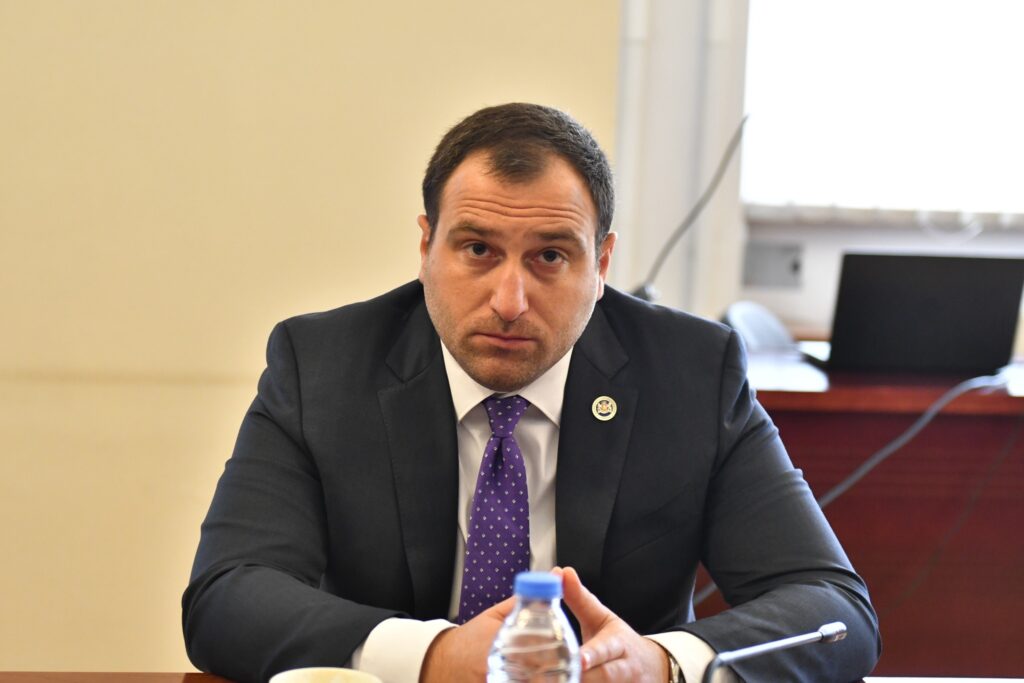 კირცხალიას თქმით, ელჩების დანიშვნას „დიფ სთეითის“ მართული ევრობიუროკრატია წყვეტს, ამიტომ კონტრპროდუქტიულია გაძევების მოთხოვნა