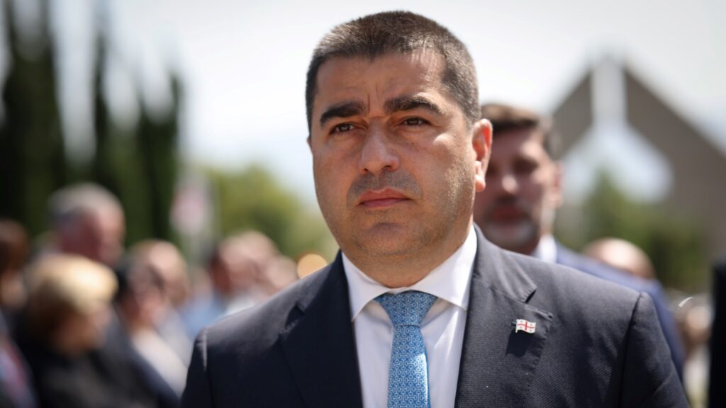 შალვა პაპუაშვილი ონლაინმედიებს თავს ესხმის და ემუქრება