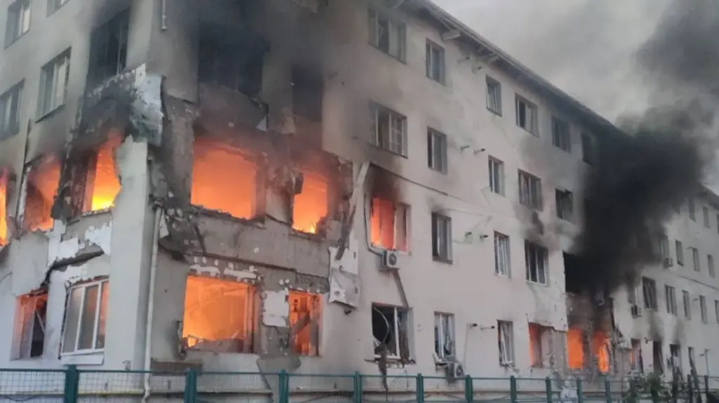 ზელენსკისა და ტრამპის შეხვედრის წინ რუსეთმა უკრაინულ ქალაქებზე მორიგი იერიში მიიტანა, დაიღუპა 11 ადამიანი