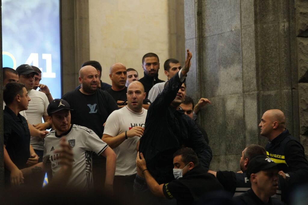 აშკარაა, რომ სამართალდამცავი უწყებები საქმეს განზრახ არ იძიებენ - SJC კალაძის შტაბთან მომხდარზე