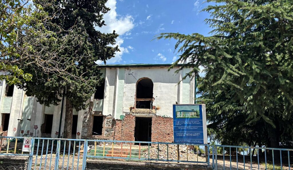 ბაღებისა და სკოლების რეაბილიტაციის ფულის მითვისების ბრალდებით დაკავებულებს 10-10 წელი მიუსაჯეს 