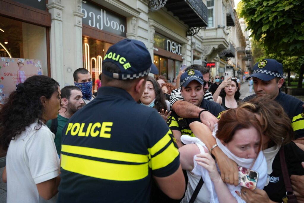 სასამართლოში 2 სექტემბერს რუსთაველზე დაკავებულების ადმინისტრაციული საქმეების განხილვა დაიწყო