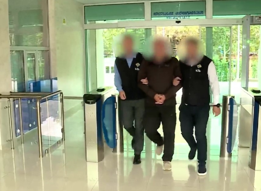 სუსი: 403 095 ლარის თაღლითურად დაუფლებისთვის დაკავებულია 2 პირი, ბრალი წარედგინება მესამეს