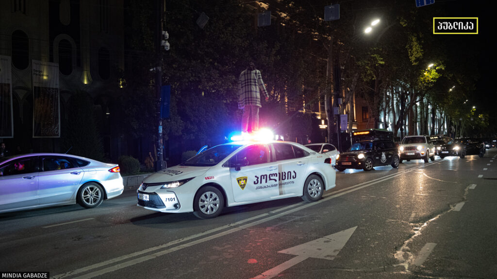 თამარ ლორთქიფანიძეს ბრალი ძალადობისა და პოლიციელის მანქანაზე თავდასხმის მუხლებით წარედგინა - მას 7 წლამდე პატიმრობა ემუქრება