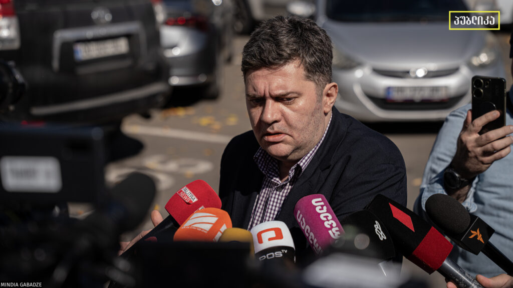 პროკურატურის ცნობით, „ჯგუფური ძალადობის ორგანიზებისა და ხელმძღვანელობის ფაქტებზე“ ახალაიას ბრალდება წარედგინა