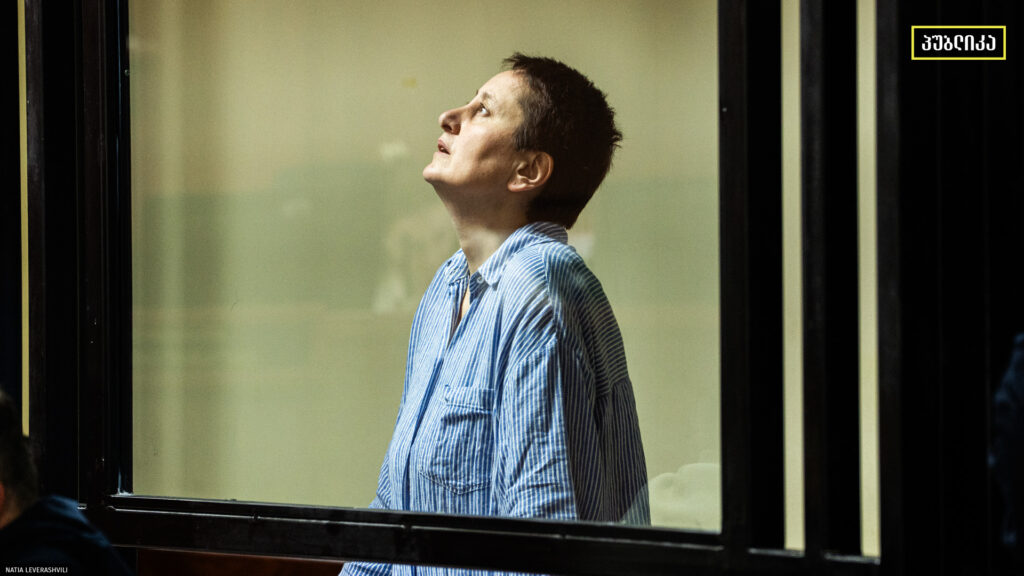 სასამართლო პროცესზე გამოიკითხა მზია ამაღლობელის დამკავებელი პოლიციელი ბერდია ფერაძე