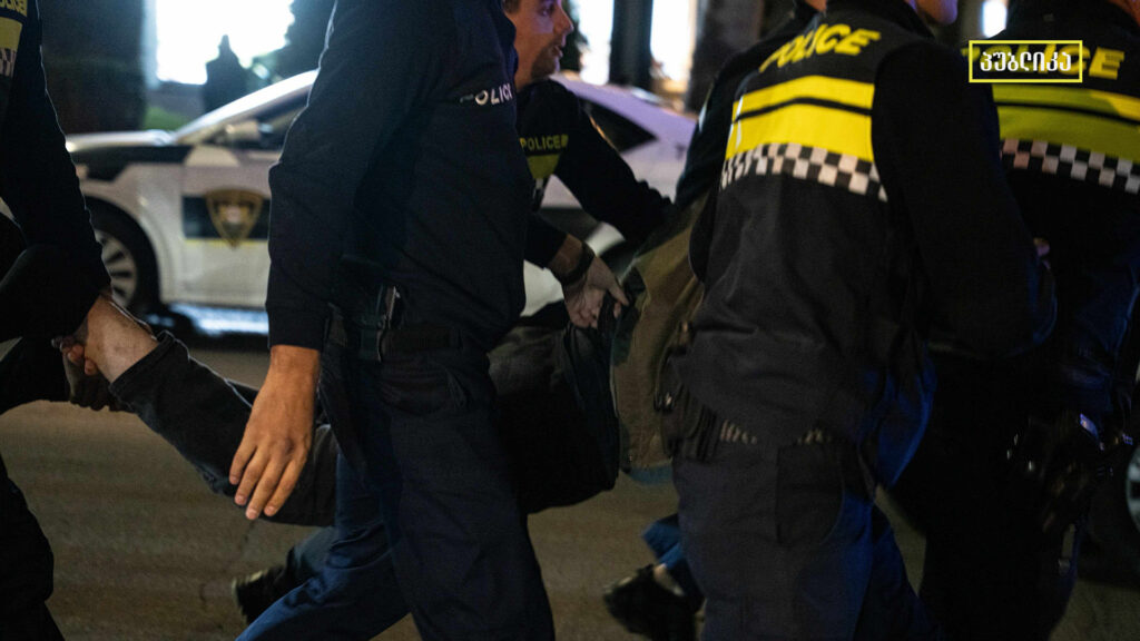 რუსთაველის გამზირზე პოლიციამ მოქალაქეები დააკავა