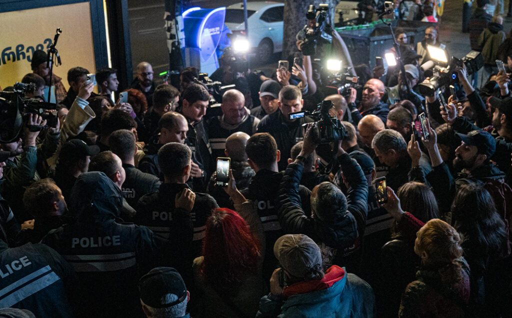 შსს-ს ცნობით, ბოლო 24 საათის განმავლობაში, შეკრება-მანიფესტაციის ჩატარების წესის დარღვევისთვის კიდევ 12 პირი დააკავეს