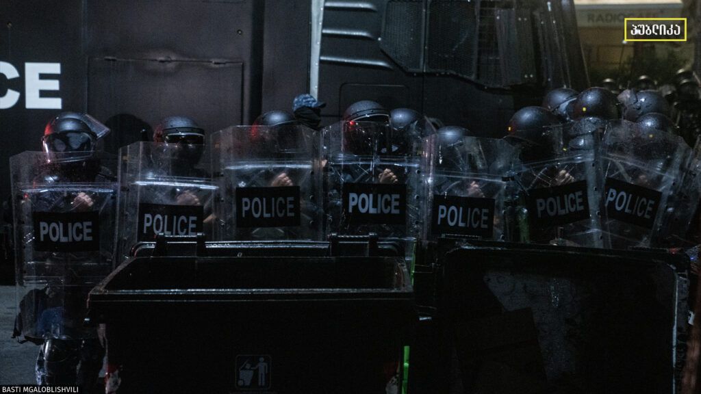აქტივისტების ინფორმაციით, გამთენიისას შსს-მ რამდენიმე ადამიანი დააკავა