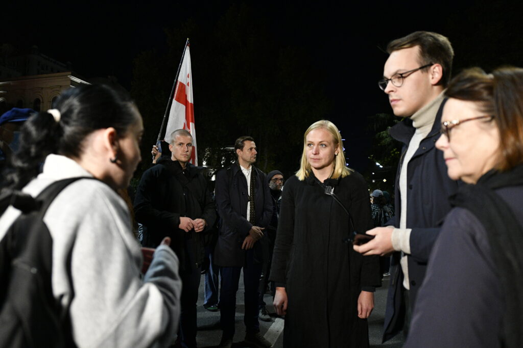 ეუთოს თავმჯდომარე ელინა ვალტონენი რუსთაველზე, საპროტესტო აქციაზე მივიდა