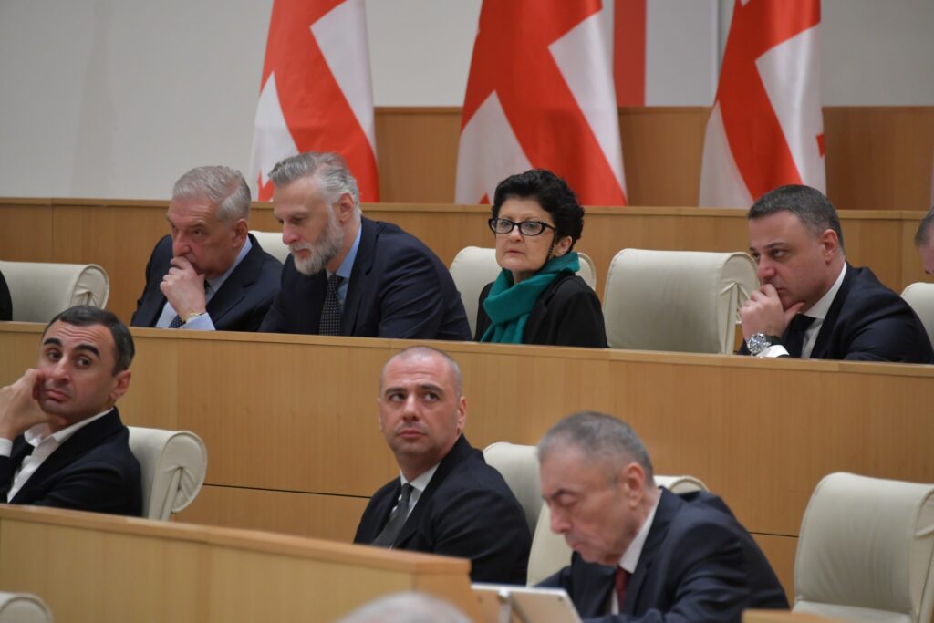 „ოცნების“ პარლამენტმა I მოსმენით დაუჭირა მხარი 14 წლამდელთა შესახებ კანონპროექტს