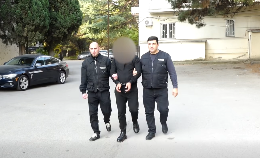 ცოლს ფიზიკური შეურაცხყოფა მიაყენა და პირადი ცხოვრების კადრების გავრცელებით დაემუქრა - დააკავეს 1 პირი