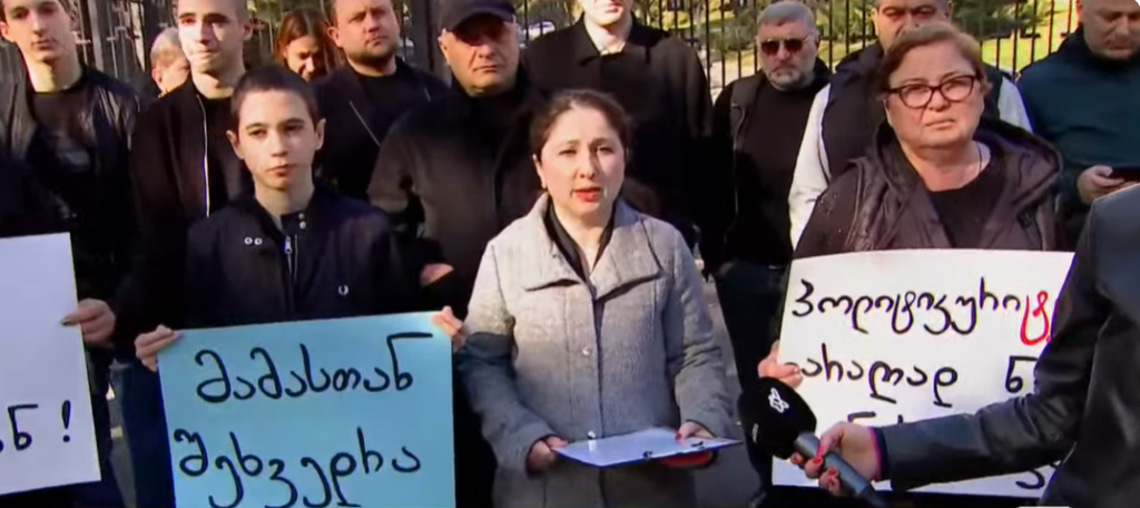 მოვითხოვთ, ლევან ხაბეიშვილს შვილებთან კომუნიკაცია აღუდგინონ - პროკურატურასთან აქცია გაიმართა