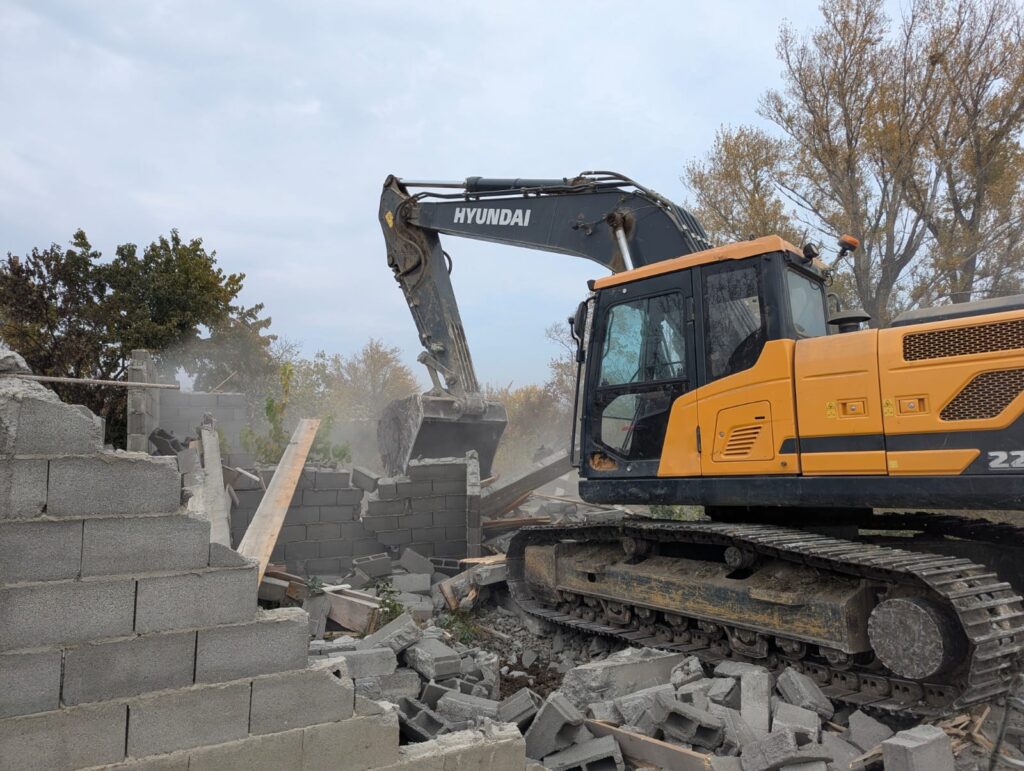 თბილისის მერიის განცხადებით, სამგორში „დაუსრულებელი ნაგებობები და მსუბუქი კონსტრუქციები“ დაანგრიეს