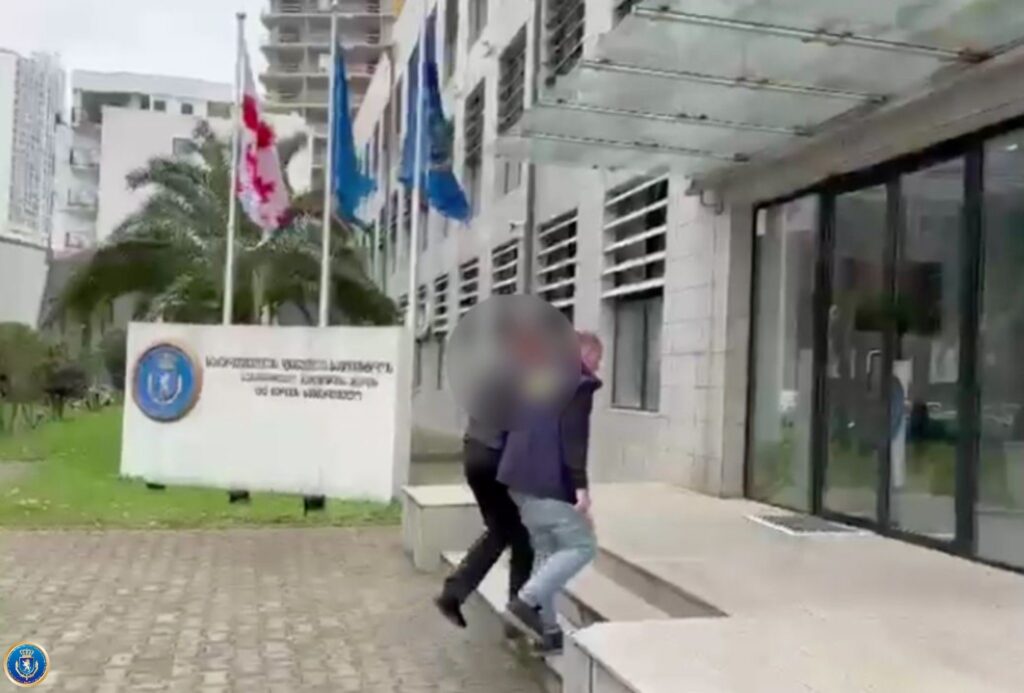 საგამოძიებო სამსახური: ქრთამის აღების ფაქტზე ხულოს მუნიციპალიტეტის მერიის წარმომადგენელი დააკავეს 