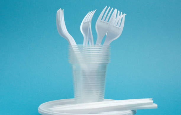 1 იანვრიდან პლასტმასისგან დამზადებული ჭურჭლის წარმოება, იმპორტი და გაყიდვა იკრძალება