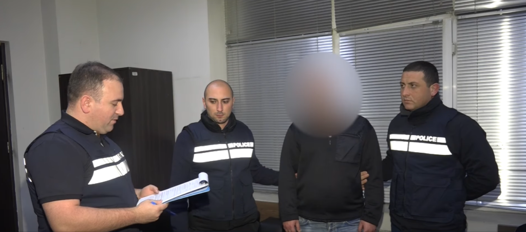 „ცივი იარაღით ჭრილობები მიაყენა და მიიმალა“ - განზრახ მკვლელობის მცდელობის ბრალდებით 1 პირი დააკავეს