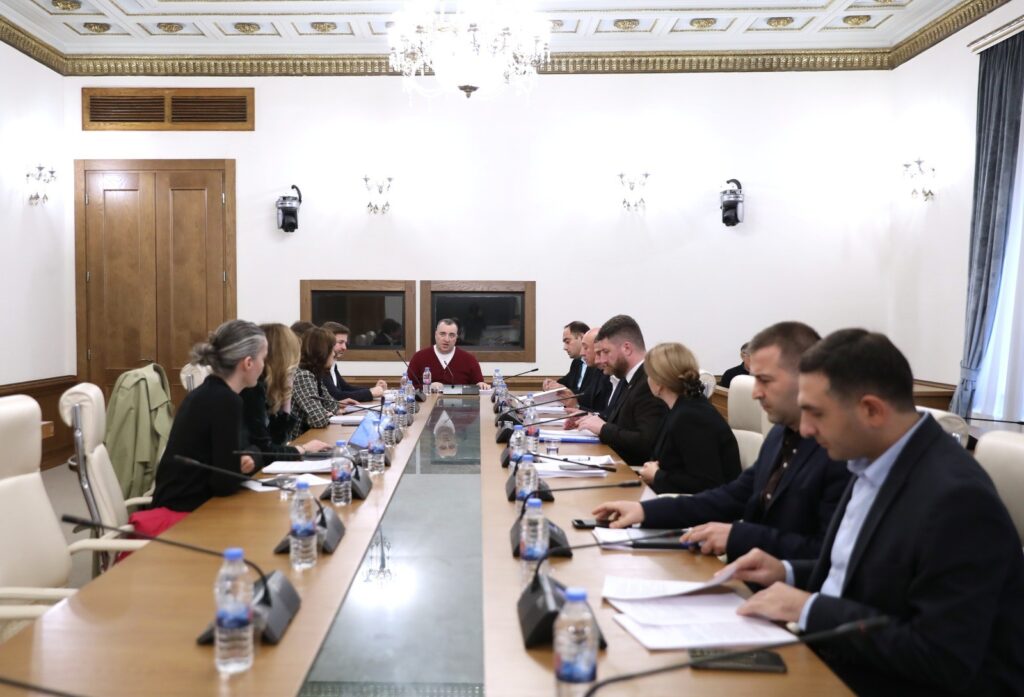 კომიტეტმა მხარი დაუჭირა კანონს „კანონთან კონფლიქტში მყოფი 14 წლამდე არასრულწლოვანების“ შესახებ