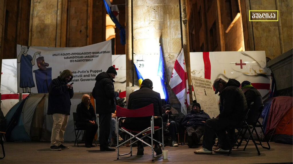 პარლამენტთან მოშიმშილეებმა შიმშილობა შეწყვიტეს