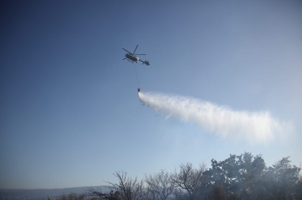ბაღდათში, სოფელ ხანის მიმდებარედ, ტყის ფერდობზე ხანძარია