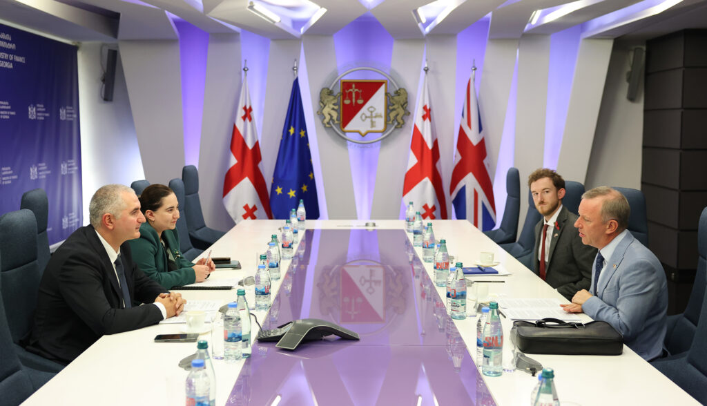 „ოცნების“ ფინანსთა მინისტრი საქართველოში დიდი ბრიტანეთის ელჩს შეხვდა