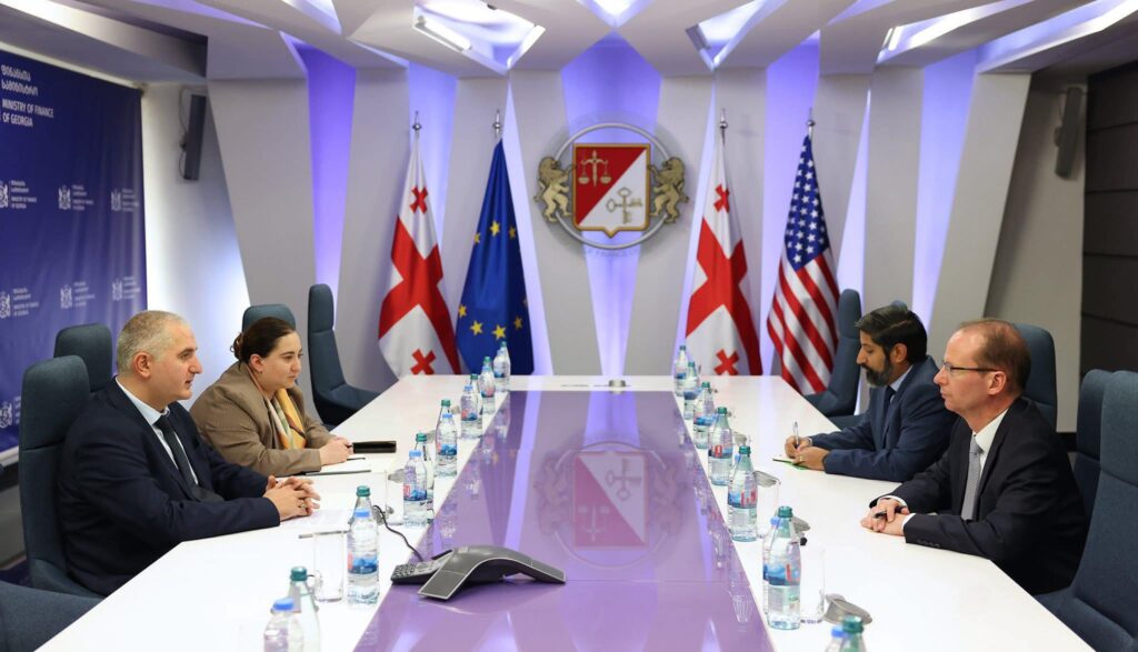 აშშ-ის ელჩის მოვალეობის შემსრულებელი „ოცნების“ ფინანსთა მინისტრს შეხვდა