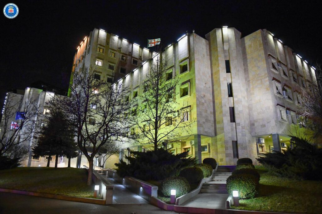 პროკურატურამ დიდი ოდენობის საბიუჯეტო თანხების ჯგუფურად დაუფლებისთვის 4 პირს ბრალი წარუდგინა