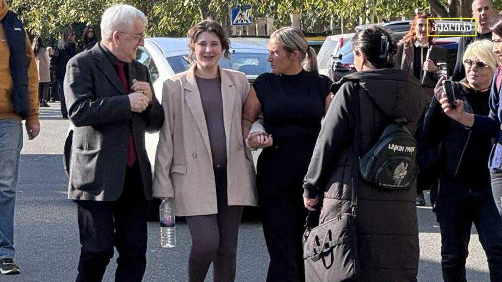 ნარკოდანაშაულში ბრალდებულ ბრიტანეთის მოქალაქეს საპროცესო შეთანხმება გაუფორმდა - ის დარბაზიდან გათავისუფლდა