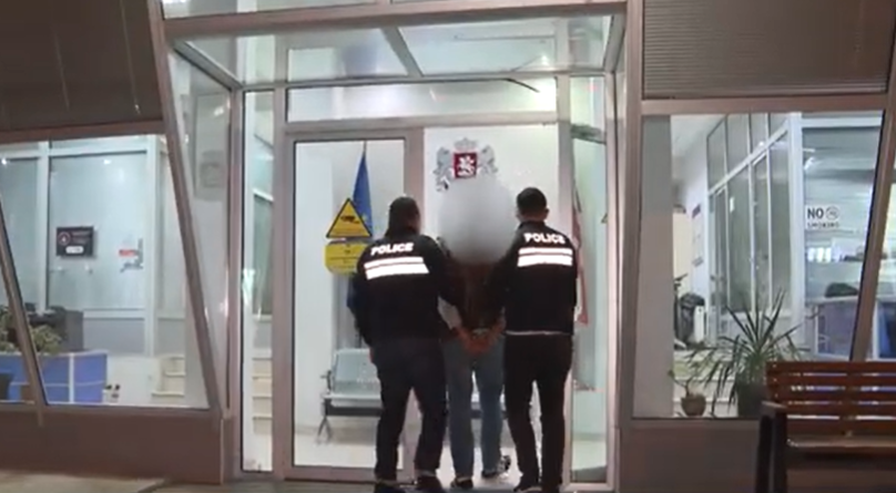 „მეგობარ ქალზე ფიზიკურად იძალადა და სიცოცხლის მოსპობით დაემუქრა“ - შსს-ს ცნობით, 1 პირი დააკავეს