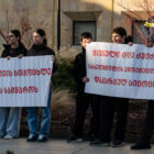 კობახიძესთან შეხვედრის მოთხოვნით დიუშენის დიაგნოზის მქონე ბავშვების მშობლებმა კანცელარიასთან აქცია გამართეს