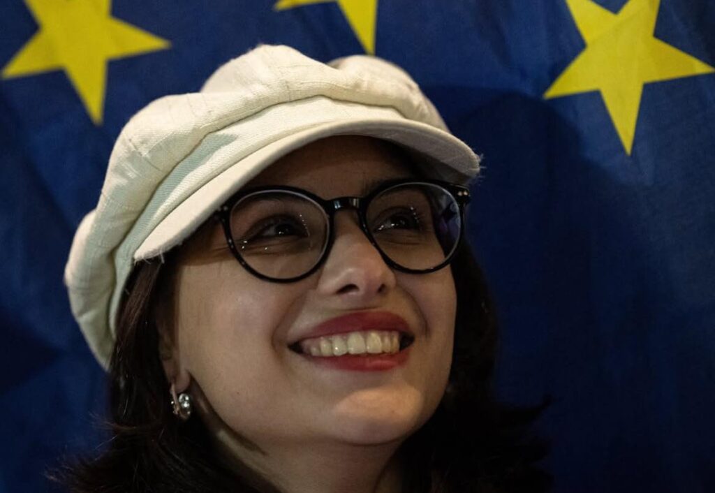 მოქალაქის თქმით, აქციაზე ტროტუარზე დგომის გამო კანონის დარღვევას ედავებიან და სასამართლო დაუნიშნეს