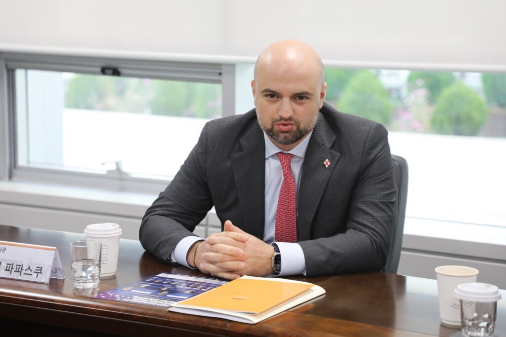 კორეაში საქართველოს ელჩი საქმიანობას ასრულებს და დიპლომატიურ სამსახურს ტოვებს