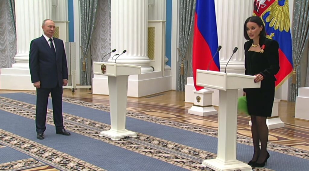 თინა კანდელაკის მტკიცებით, ილია II-მ 5 წლის წინ პუტინთან დააბარა, რომ მისთვის ლოცულობს