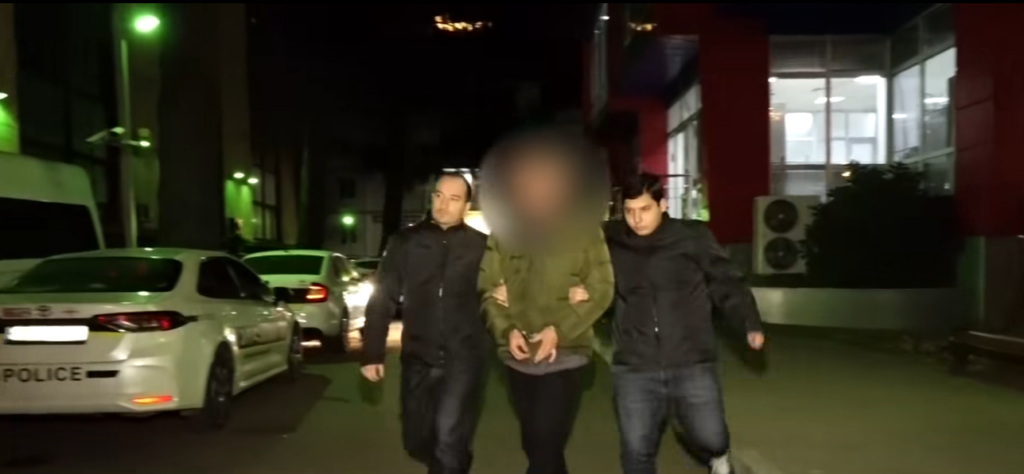 „ცივი იარაღის გამოყენებით დაჭრა და ადგილიდან მიიმალა“ - დააკავეს 1 პირი