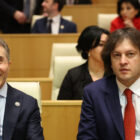 უმრავლესობამ მიიღო კანონი, რომლითაც კონსტიტუციური ორგანოების არაღიარება, გრანტების კანონის დარღვევა სისხლის სამართლით დასჯადი გახდა