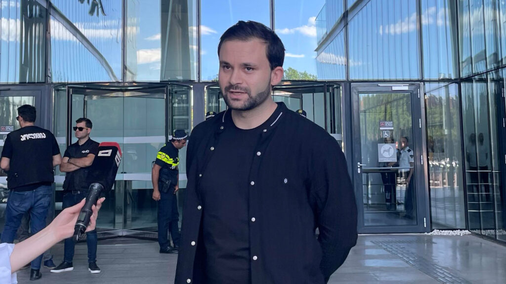 მოქალაქე წერს, რომ ტროტუარზე დგომის საქმეზე სასამართლომ მის მიმართ საქმის წარმოება შეწყვიტა