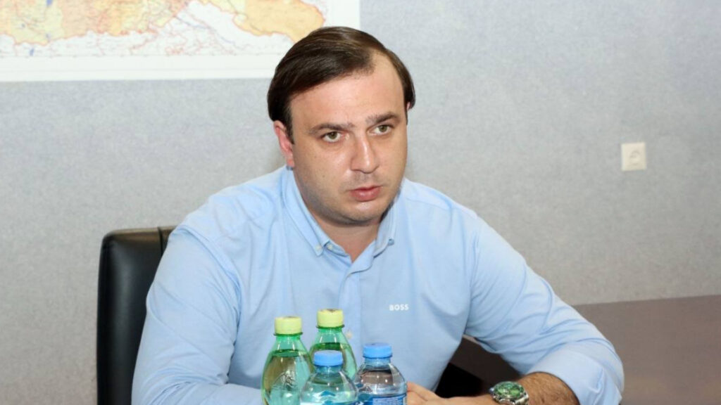 ჩოხატაურის საკრებულოს ყოფილ თავმჯდომარეს ჯგუფურად ძალადობის საქმეზე ბრალი წარედგინა