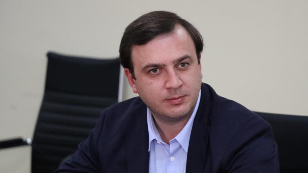 პოლიციელზე ჯგუფური ძალადობის ბრალდებით ჩოხატაურის საკრებულოს თავმჯდომარე, დავით შარაშიძე დააკავეს