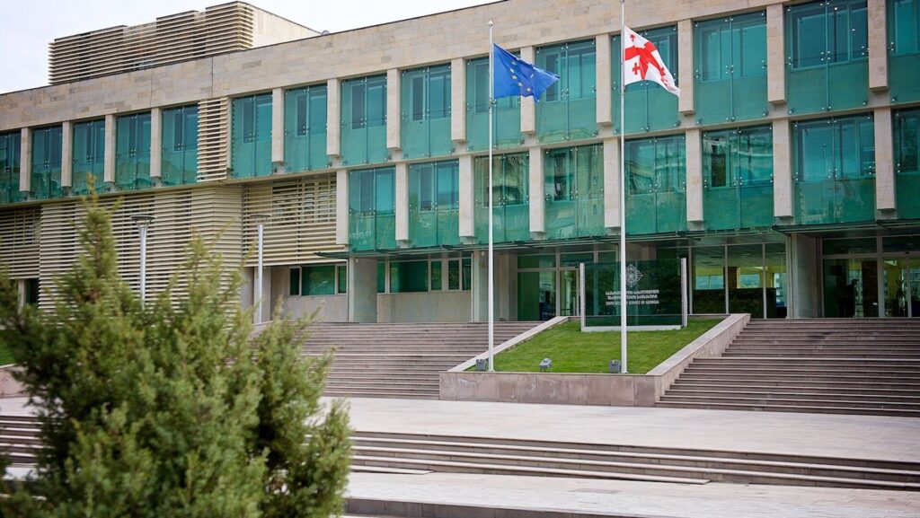 სუსი ამბობს, რომ უწყების შენობასთნ ანტიკორუფციულის თანამშრომელი მანქანაში გარდაცვლილი იპოვეს