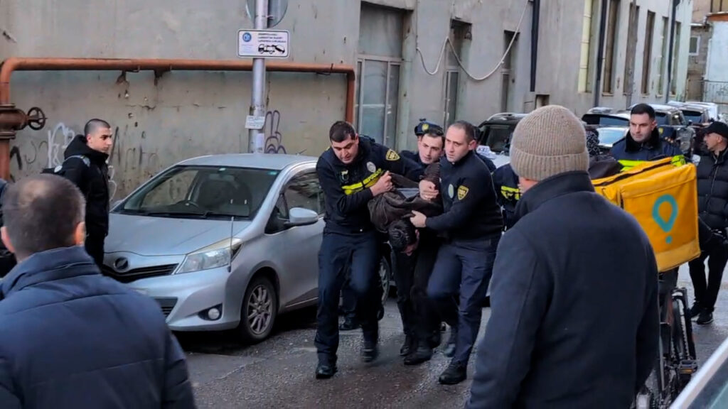 51-ე სკოლასთან მომხდარ ინციდენტთან დაკავშირებით პოლიციამ ერთი პირი დააკავა