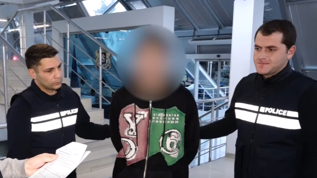 თბილისში ჯანმრთელობის განზრახ მძიმე დაზიანებისა და არასრულწლოვანზე ძალადობის ბრალდებით 2 პირი დააკავეს