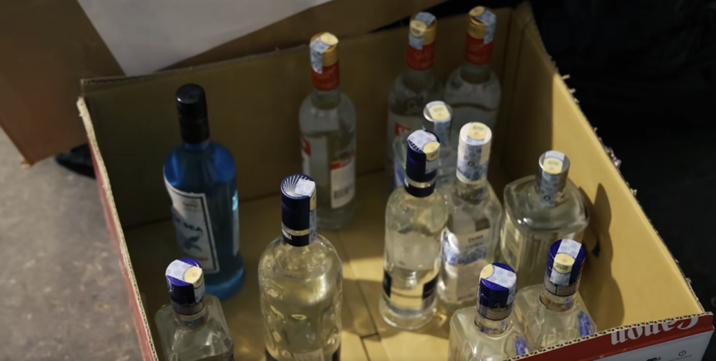 ფალსიფიცირებული სასმელების წარმოების ბრალდებით ორი პირი დააკავეს