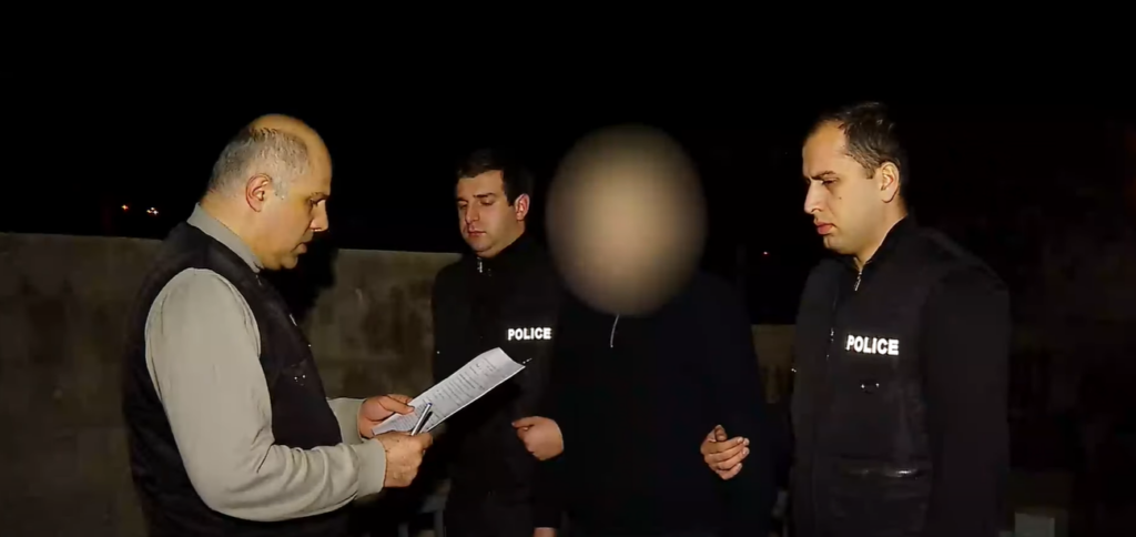 „2005 წელს დაბადებულ ოჯახის წევრზე ფიზიკურად და სექსუალურად ძალადობდა, სიცოცხლის მოსპობით ემუქრებოდა“ - დააკავეს 1 პირი